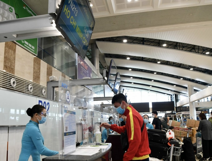 vietnam airlines no luc cam cu qua dai dich go het ghe ngoi chuyen doi may bay cho khach sang van chuyen hang hoa hinh 1