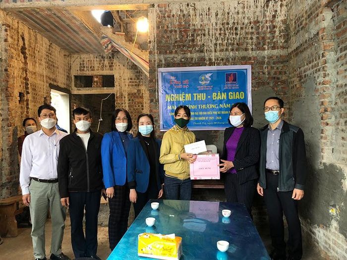 bao phu nu thu do ban giao mai am tinh thuong cho hoi vien phu nu kho khan hinh 1
