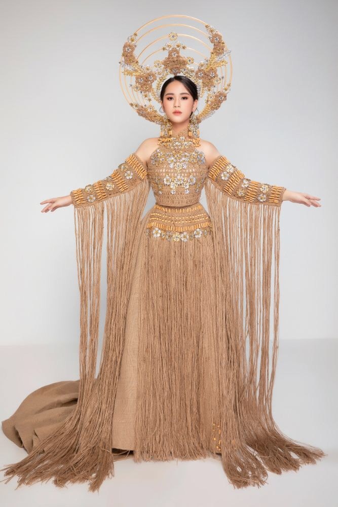 bella vu huyen dieu mang trang phuc ve moi truong cua ntk viet hung den ai cap hinh 1