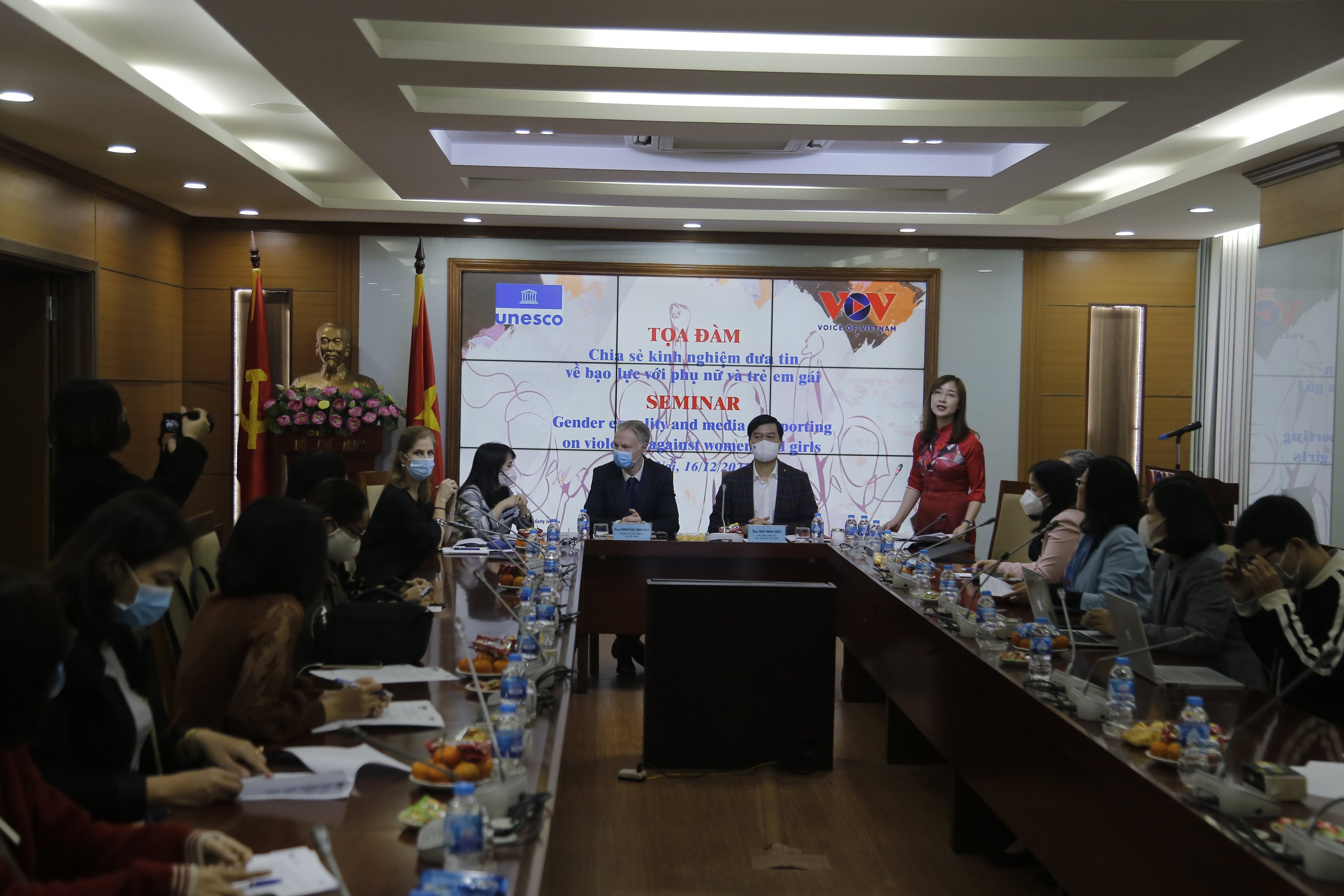 kinh nghiem dua tin ve bao luc doi voi phu nu va tre em gai hinh 1