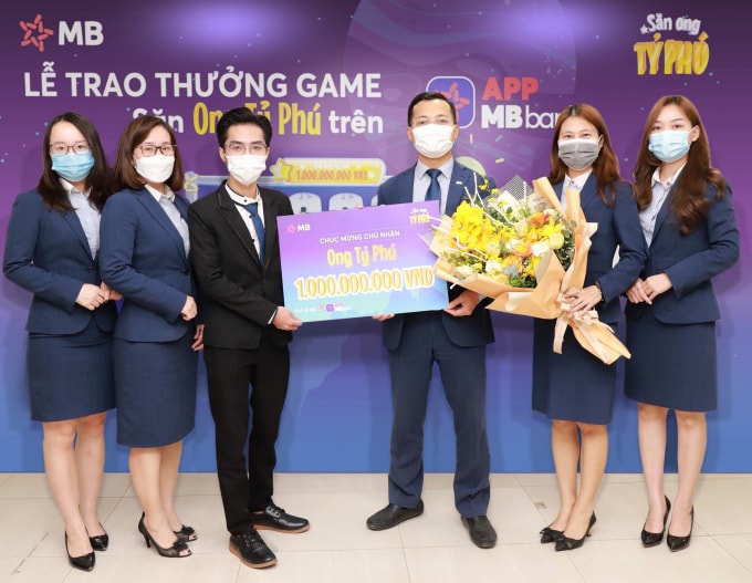 lo dien khach hang trung 1 ty dong nho choi game san ong ty phu tren app mbbank hinh 1