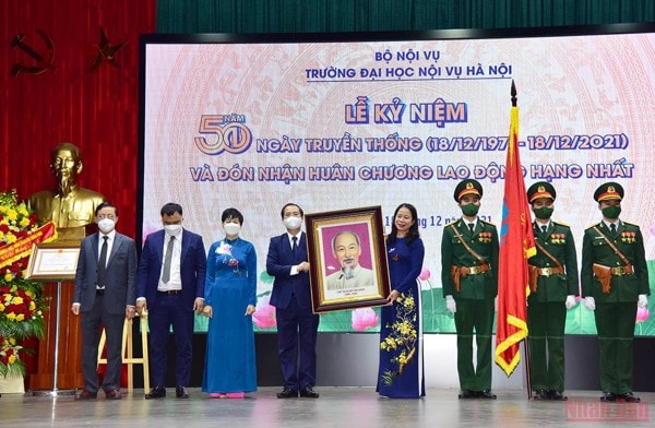 truong dai hoc noi vu ha noi don nhan huan chuong lao dong hang nhat hinh 1