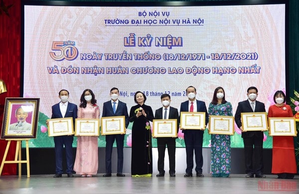 truong dai hoc noi vu ha noi don nhan huan chuong lao dong hang nhat hinh 2