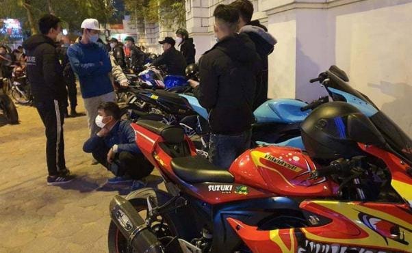 ha noi tom gon hang tram quai xe lang lach danh vong trong dem hinh 1