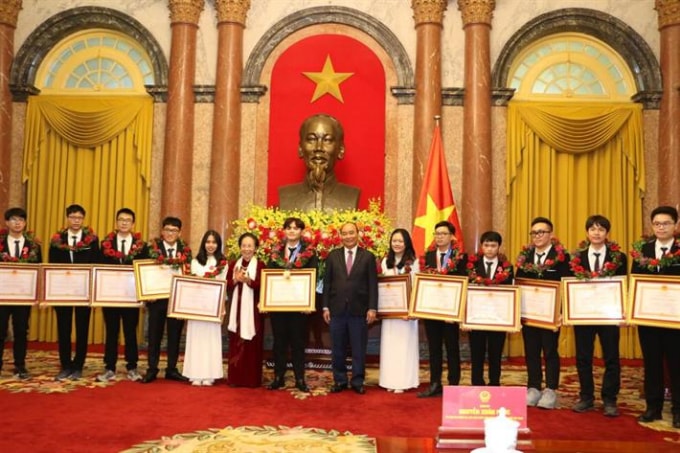 chu tich nuoc tang thuong hoc sinh doat giai olympic va khoa hoc ky thuat quoc te hinh 1