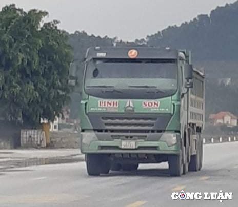 nguoi dan bat an vi cac hung than tren quoc lo tai nghe an hinh 3