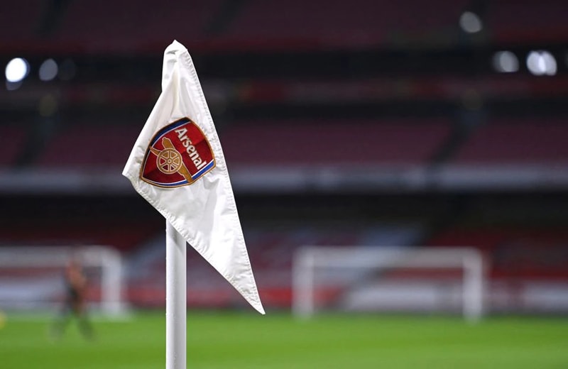 cau lac bo arsenal bi canh bao vi quang cao tien ao hinh 1