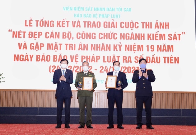 trao giai cuoc thi anh net dep can bo cong chuc nganh kiem sat hinh 1