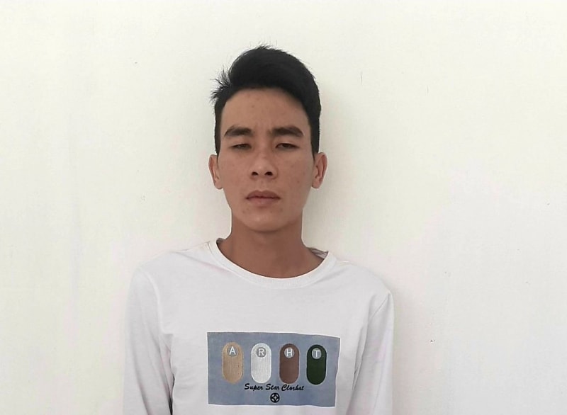 bat doi tuong dot nhap tiem cam do trom 71 chiec dien thoai hinh 1
