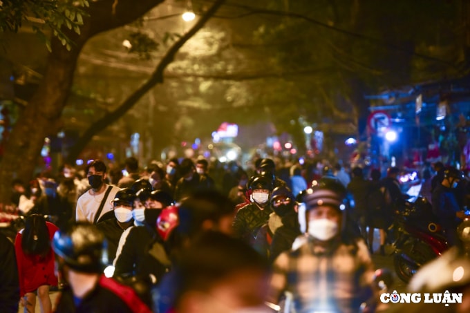 ha noi bien nguoi di choi dem noel nhieu tuyen pho un tac keo dai hinh 12