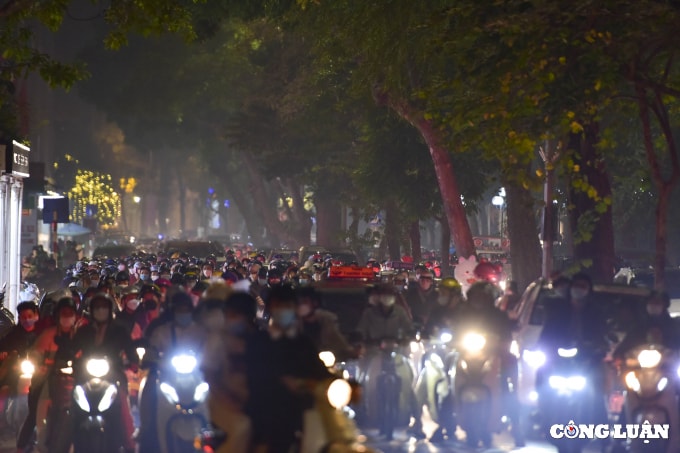 ha noi bien nguoi di choi dem noel nhieu tuyen pho un tac keo dai hinh 3