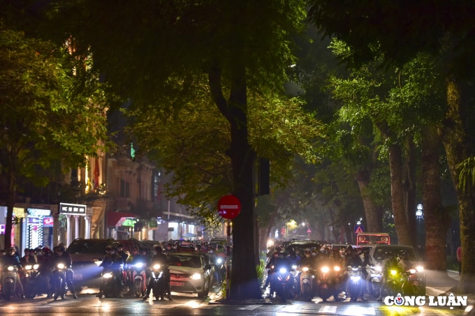 ha noi bien nguoi di choi dem noel nhieu tuyen pho un tac keo dai hinh 9
