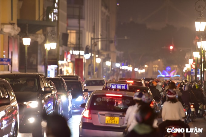 ha noi bien nguoi di choi dem noel nhieu tuyen pho un tac keo dai hinh 2