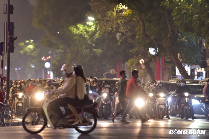 ha noi bien nguoi di choi dem noel nhieu tuyen pho un tac keo dai hinh 10