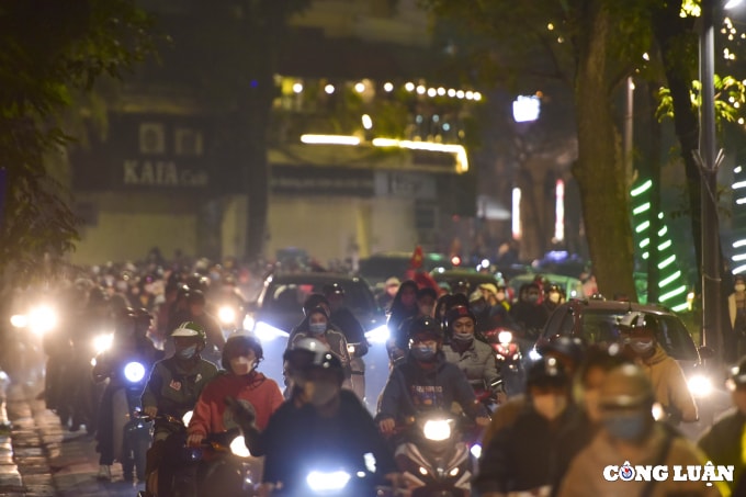 ha noi bien nguoi di choi dem noel nhieu tuyen pho un tac keo dai hinh 1