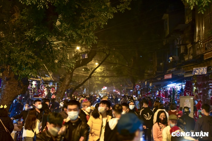 ha noi bien nguoi di choi dem noel nhieu tuyen pho un tac keo dai hinh 11