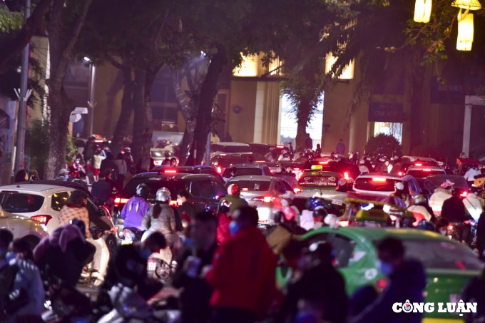 ha noi bien nguoi di choi dem noel nhieu tuyen pho un tac keo dai hinh 7