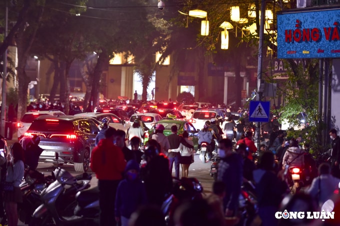 ha noi bien nguoi di choi dem noel nhieu tuyen pho un tac keo dai hinh 6