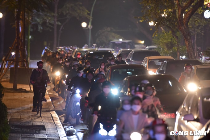 ha noi bien nguoi di choi dem noel nhieu tuyen pho un tac keo dai hinh 5