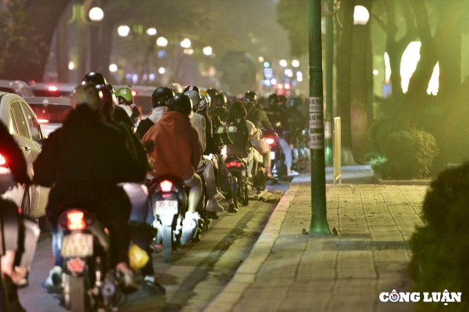 ha noi bien nguoi di choi dem noel nhieu tuyen pho un tac keo dai hinh 8