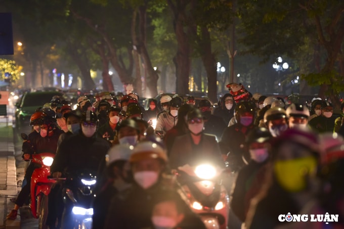 ha noi bien nguoi di choi dem noel nhieu tuyen pho un tac keo dai hinh 4