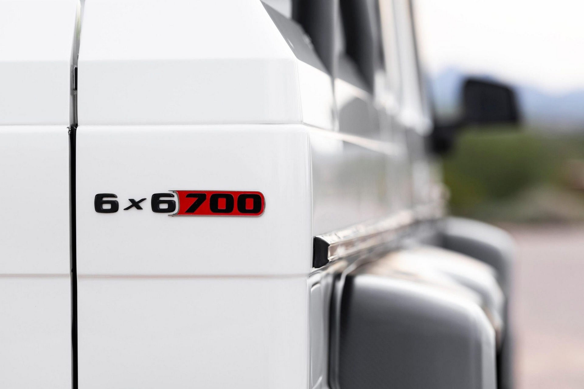 chiem nguong mau xe mercedes amg g 63 6x6 phien ban do brabus hinh 5