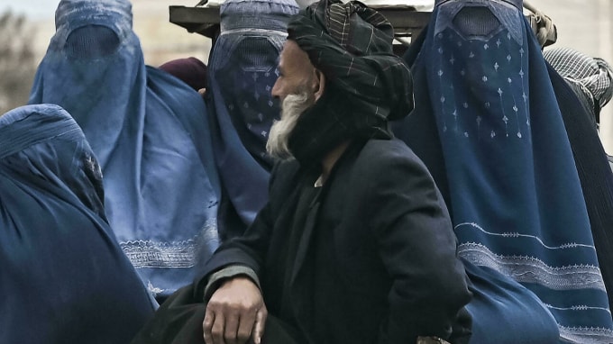 taliban cam phu nu du lich duong dai neu khong co dan ong di cung hinh 1