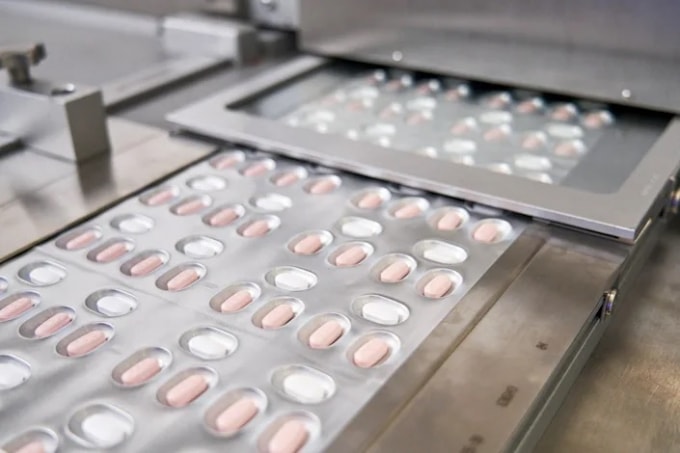 thuoc dac tri covid cua pfizer va merck co rui ro khi su dung voi cac loai thuoc khac hinh 1