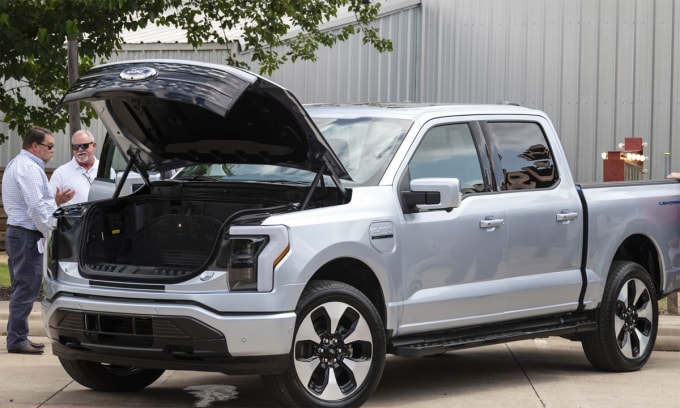xe ban tai dien ford f 150 lightning doi gia len 30000 usd vi qua an khach hinh 1