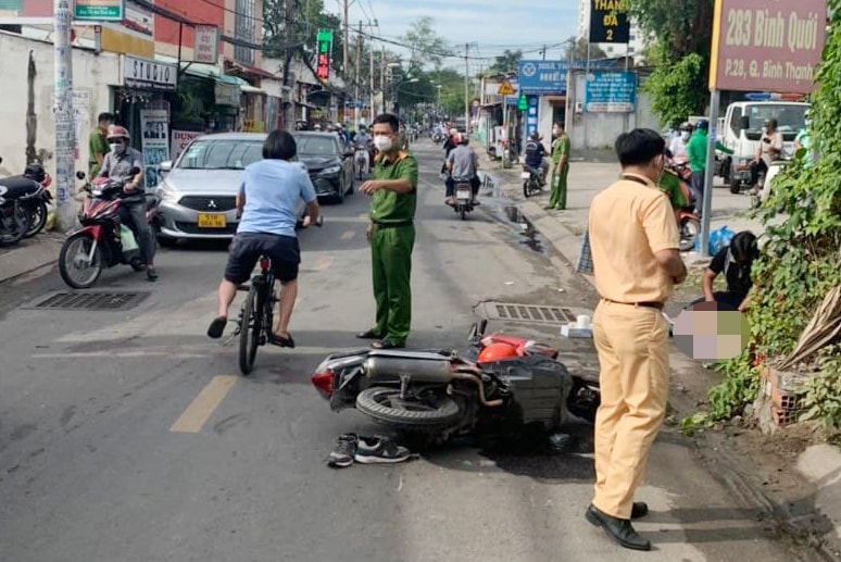 mot nguoi tu vong khi lao xe len le duong o tphcm hinh 1