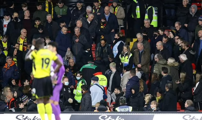 them mot lan nua tran dau cua tottenham watford phai dung lai vi su co do cdv tren khan dai hinh 1