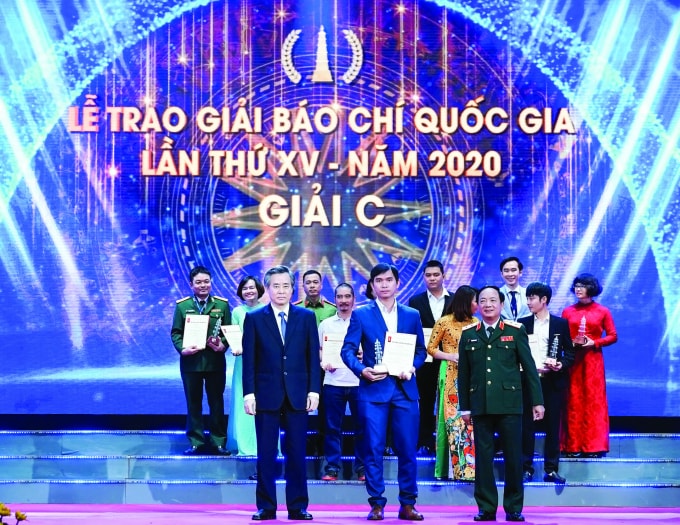 toi co gang tim kiem nhung lat cat gia tri trong vo van van de tai tam dich hinh 1