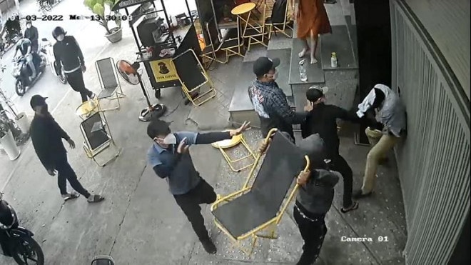 giam doc bi hanh hung vi mau thuan tien bac hinh 1