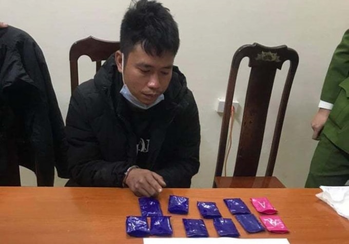bat giu doi tuong om hon 2000 vien ma tuy bo chay hinh 1