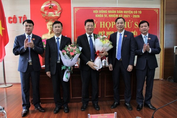 ong nguyen viet dung duoc bau lam chu tich ubnd huyen co to hinh 1