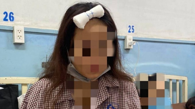 vu co gai bi hanh hung vi moi bia khong uong bi dut gan tai phai khau 15 mui hinh 1
