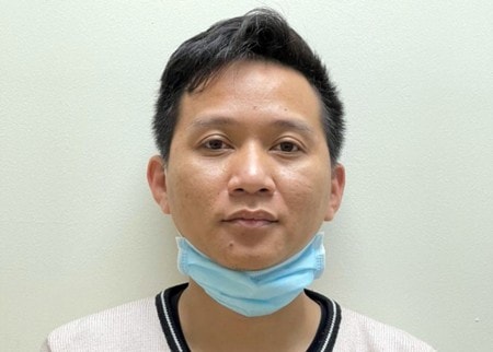 cong an ha dong bat giu doi tuong moi gioi mua ban than hinh 1