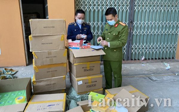 bat giu lo hang hon 5000 san pham thuoc la dien tu nhap lau hinh 1