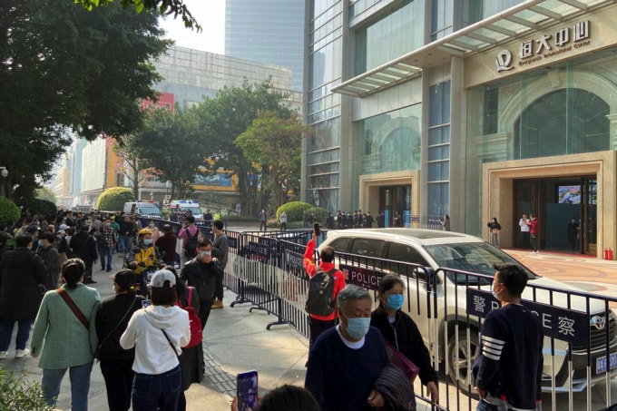 cac nha dau tu evergrande bieu tinh tai trung quoc hay tra lai tien cua chung toi hinh 1
