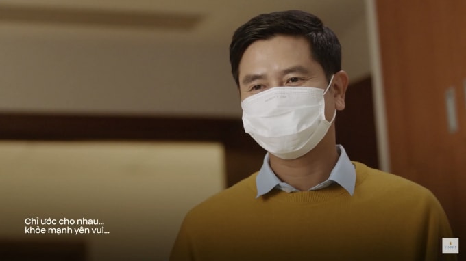 ho hoai anh luu huong giang nam lay tay nhau va dung nen buong hinh 1