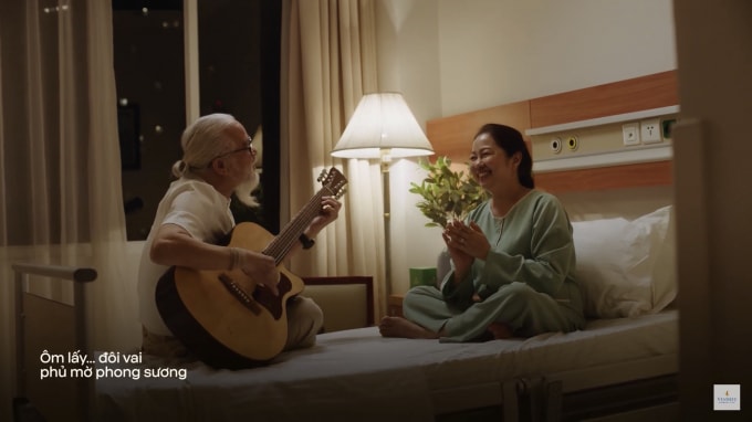 ho hoai anh luu huong giang nam lay tay nhau va dung nen buong hinh 2