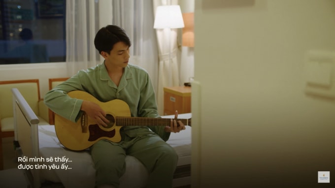 ho hoai anh luu huong giang nam lay tay nhau va dung nen buong hinh 3