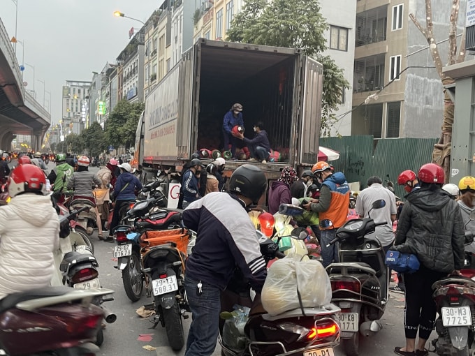 nong san cho giai cuu nam la liet tren via he ha noi cua dau con xot hinh 5