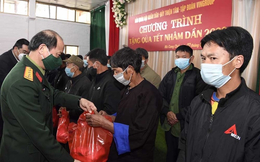 bao quan doi nhan dan trao 600 suat qua tet tang cho dong bao cac dan toc yen bai hinh 1