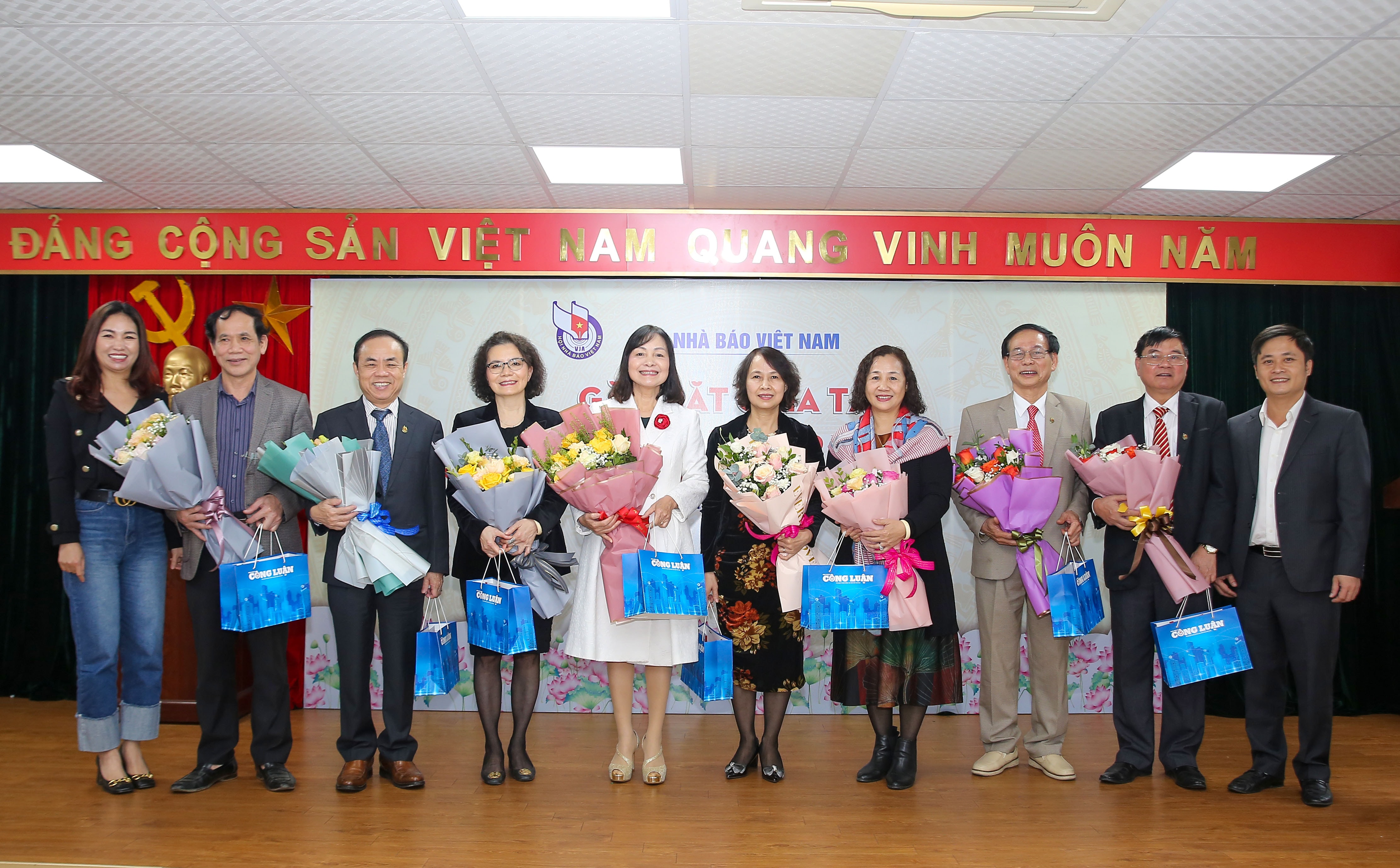 gap mat chia tay cac dong chi truong pho ban don vi tai co quan trung uong hoi nha bao viet nam hinh 2
