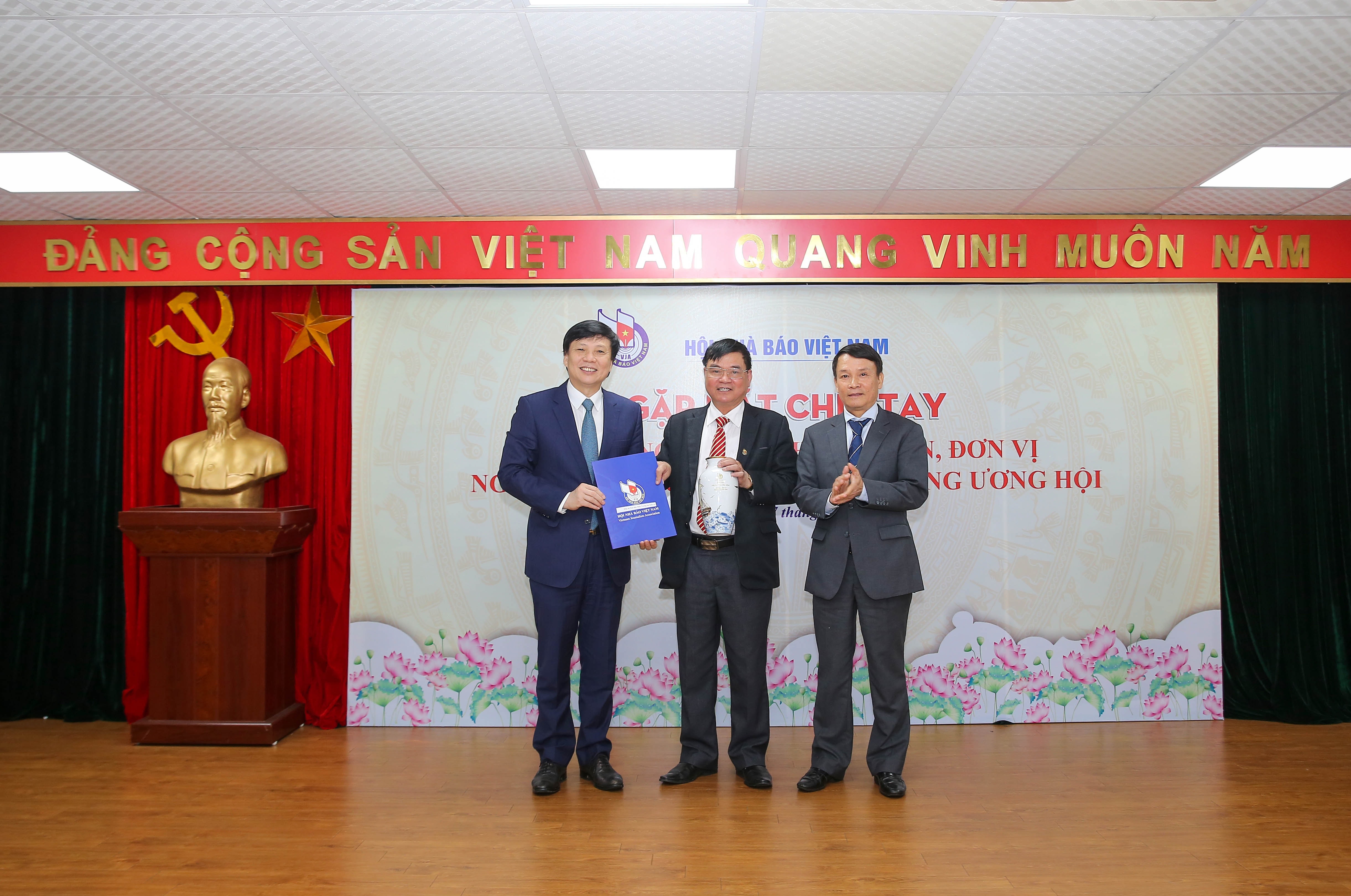 gap mat chia tay cac dong chi truong pho ban don vi tai co quan trung uong hoi nha bao viet nam hinh 6