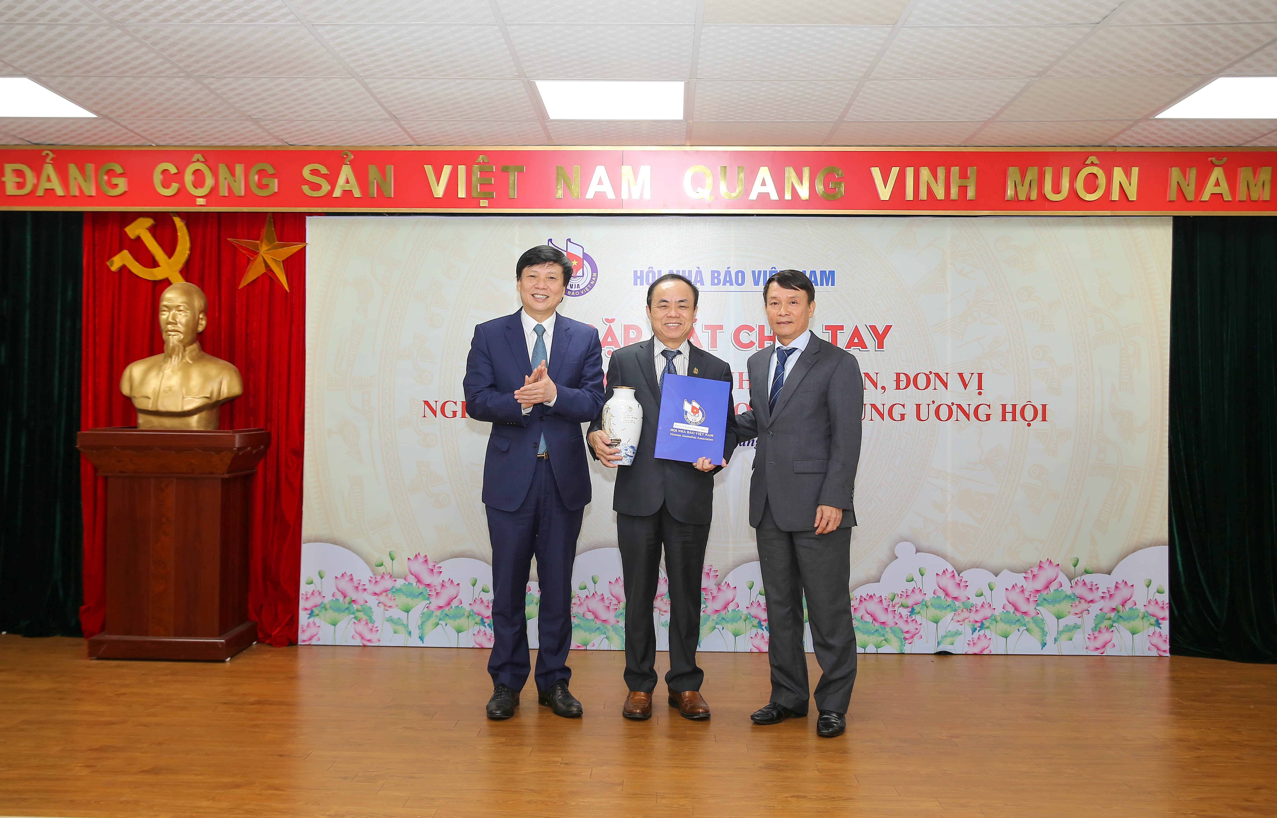 gap mat chia tay cac dong chi truong pho ban don vi tai co quan trung uong hoi nha bao viet nam hinh 7
