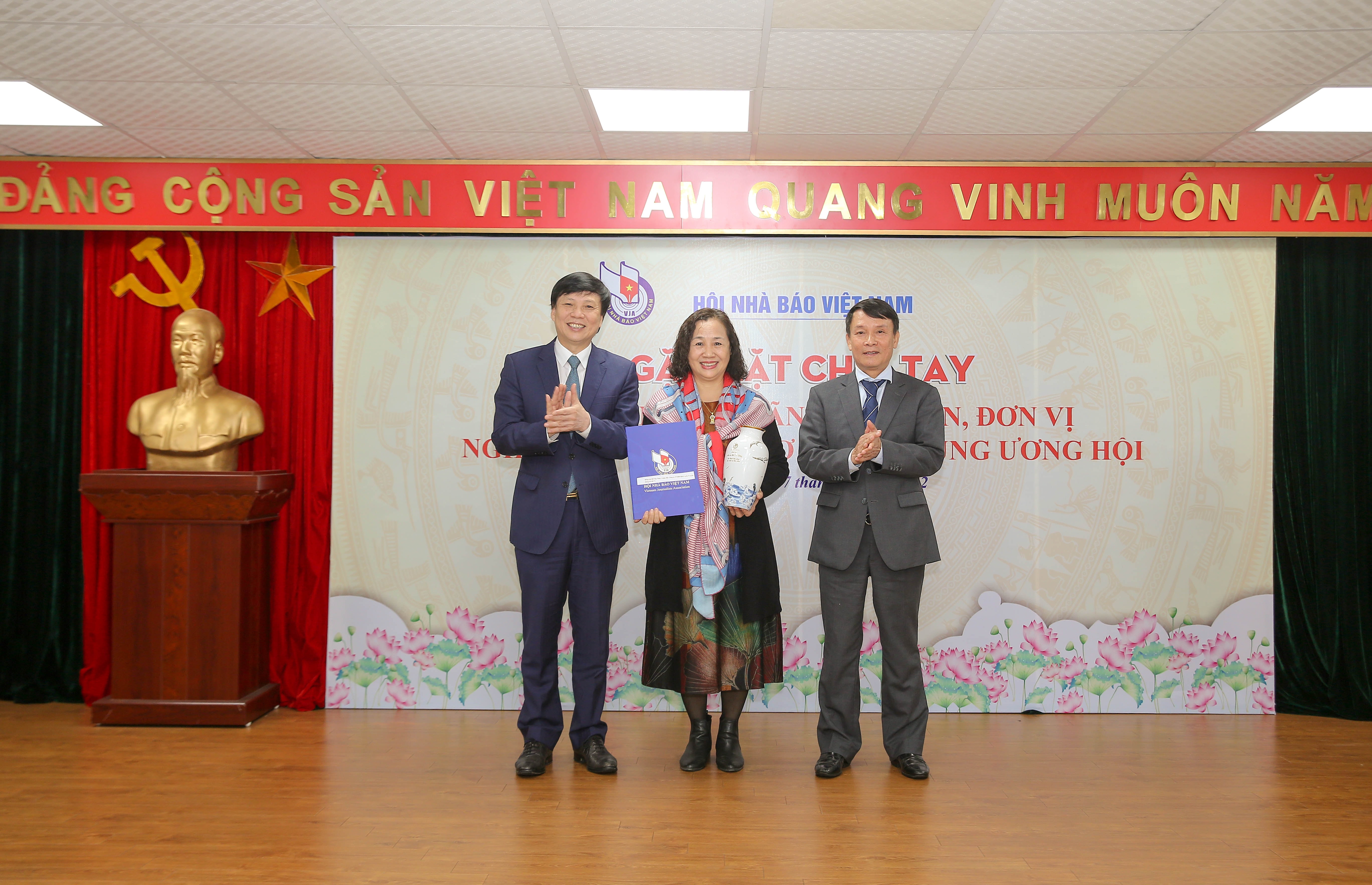 gap mat chia tay cac dong chi truong pho ban don vi tai co quan trung uong hoi nha bao viet nam hinh 9