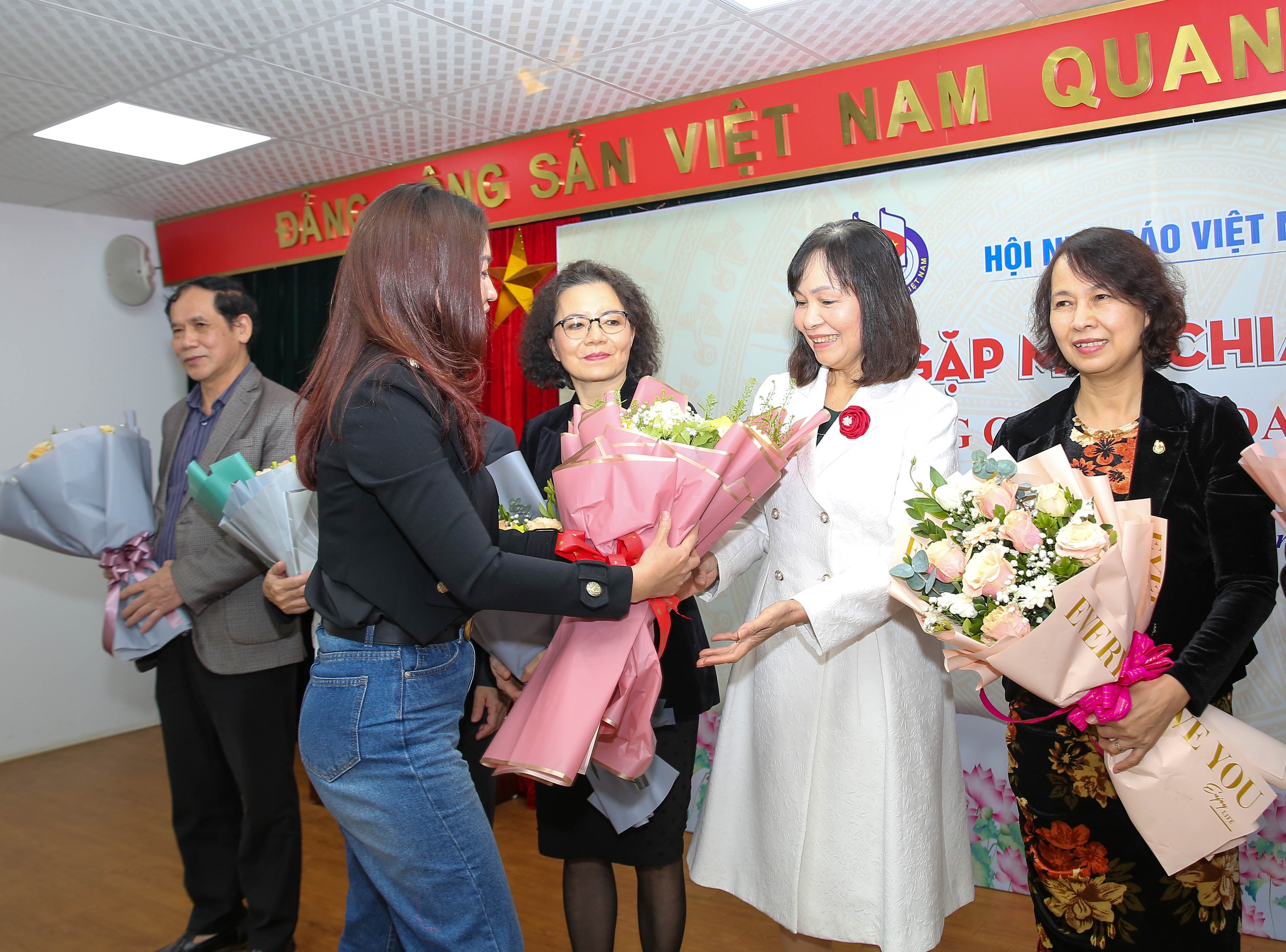 gap mat chia tay cac dong chi truong pho ban don vi tai co quan trung uong hoi nha bao viet nam hinh 11