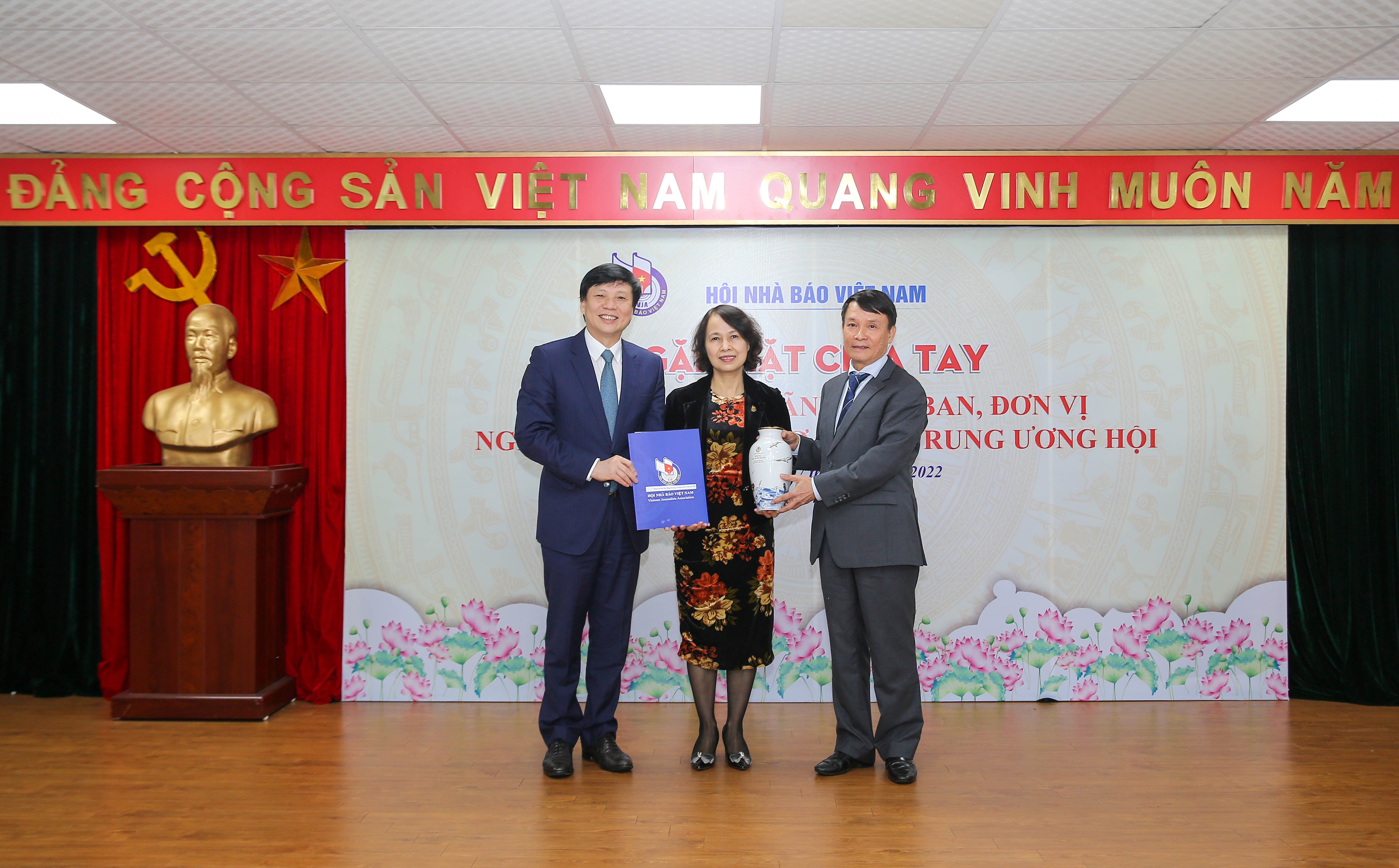 gap mat chia tay cac dong chi truong pho ban don vi tai co quan trung uong hoi nha bao viet nam hinh 8